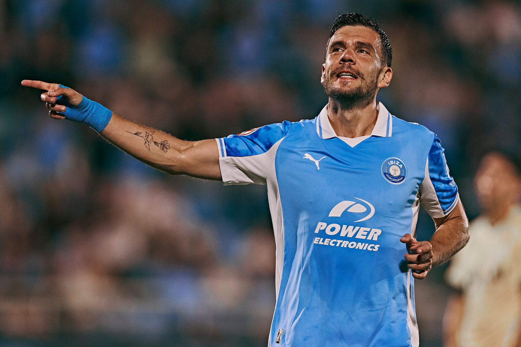 Alex Gallar celebra con determinación su gol