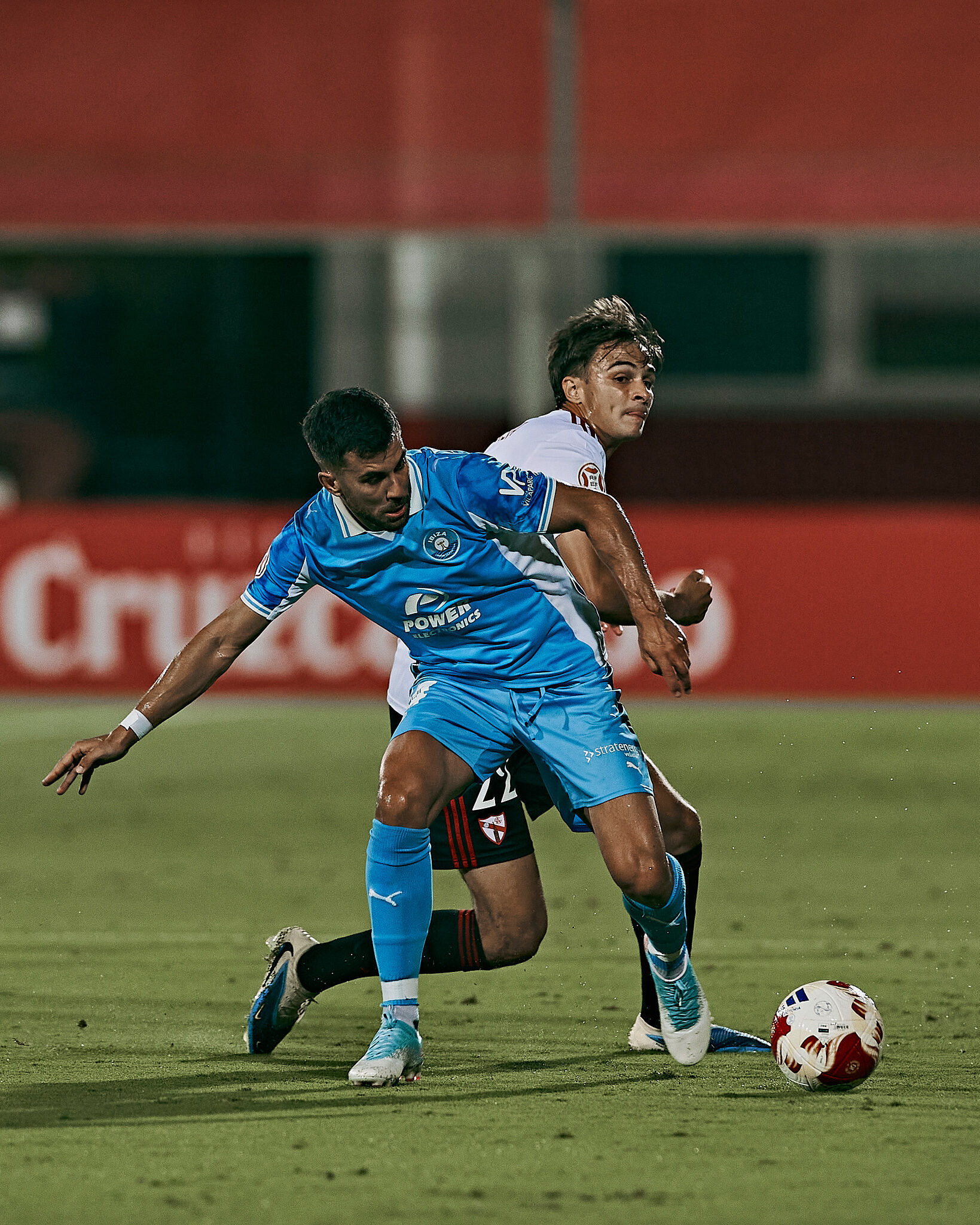 Fede Vico luchando el balón