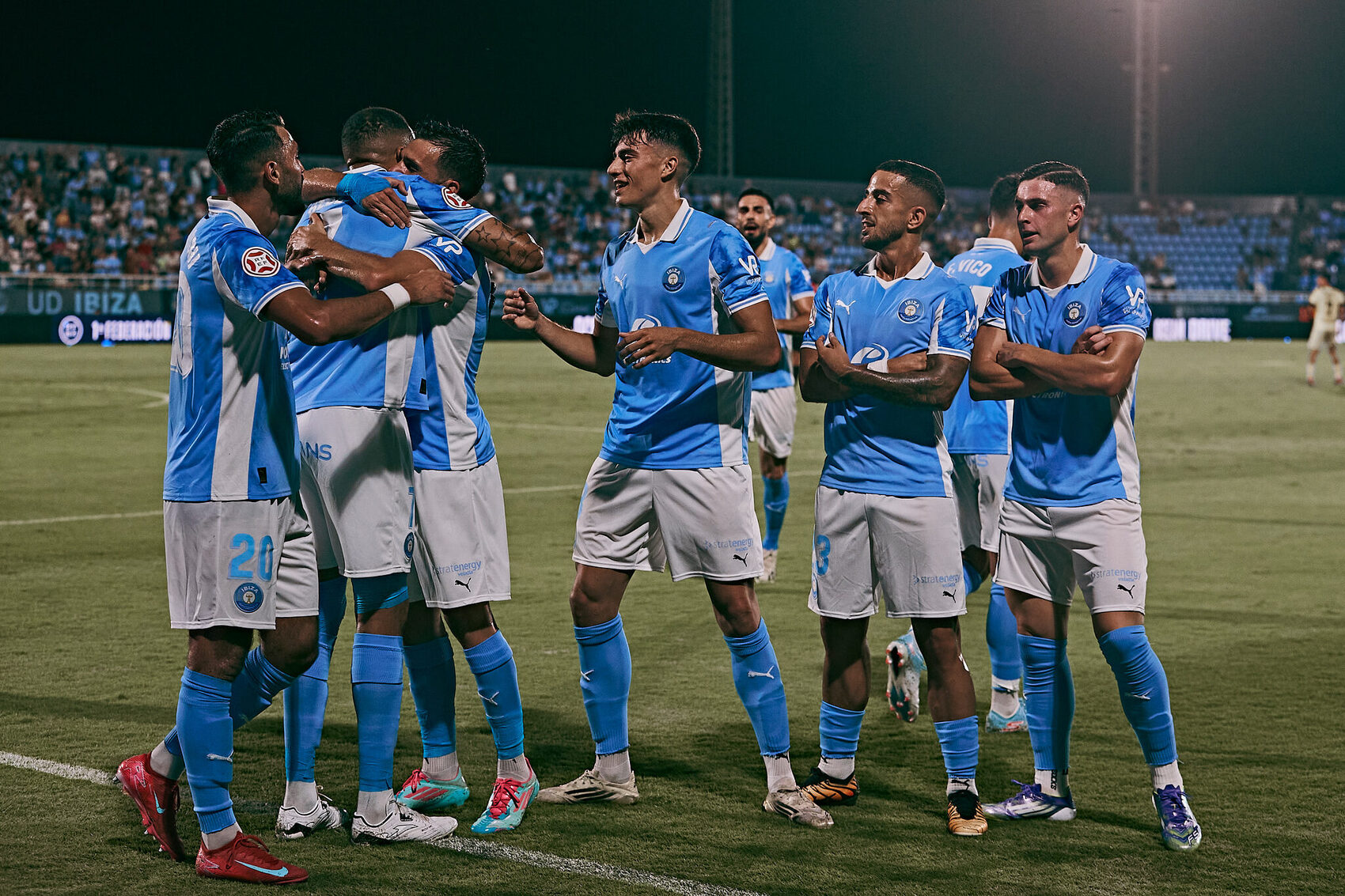 Abrazo de Bebé con Gallar celebrando el primer gol