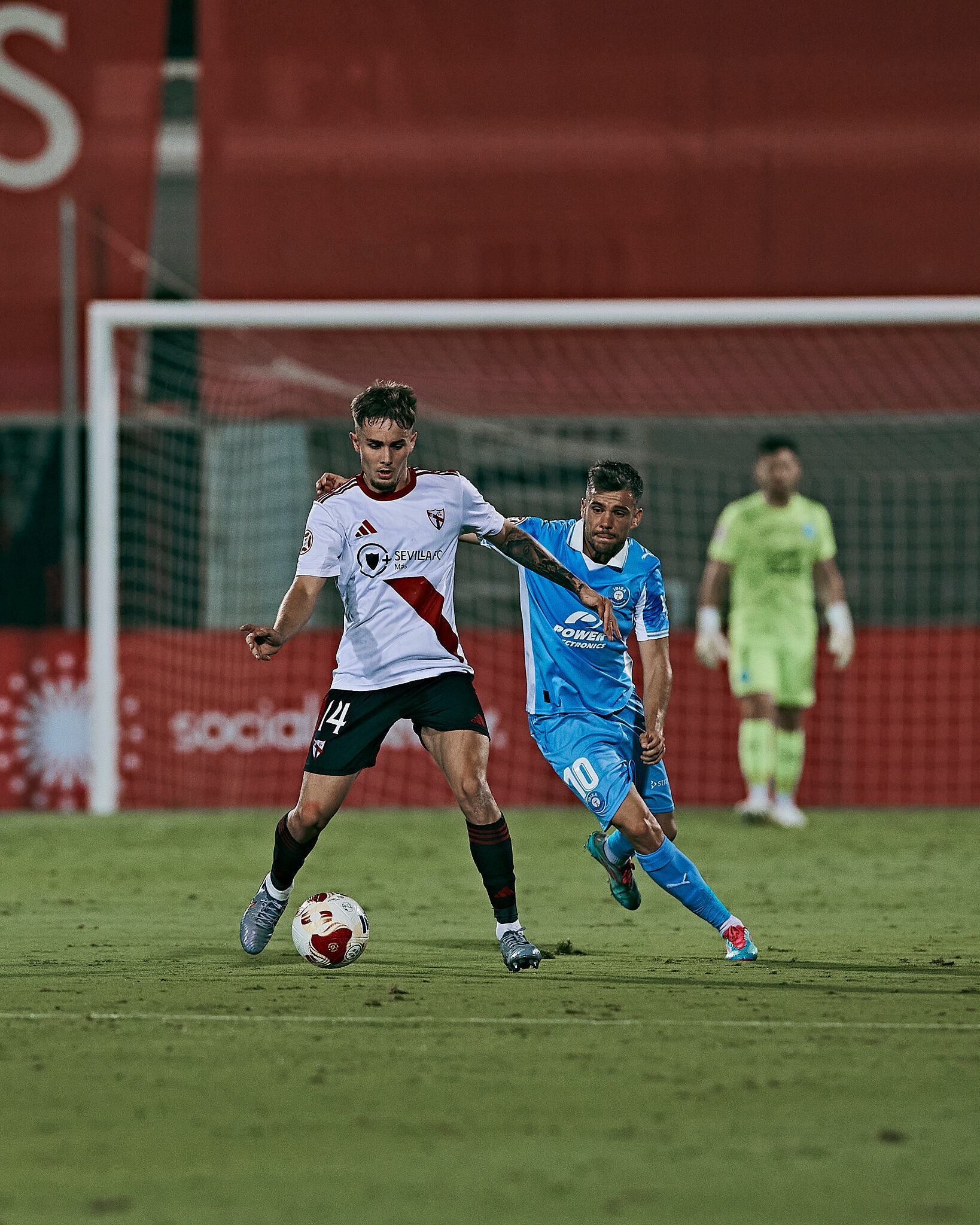 Alex Gallar intentando recuperar el balón