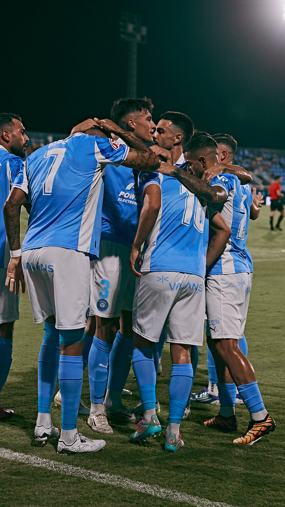 Abrazo de euforia de los jugadores de la UD Ibiza tras el gol de Gallar