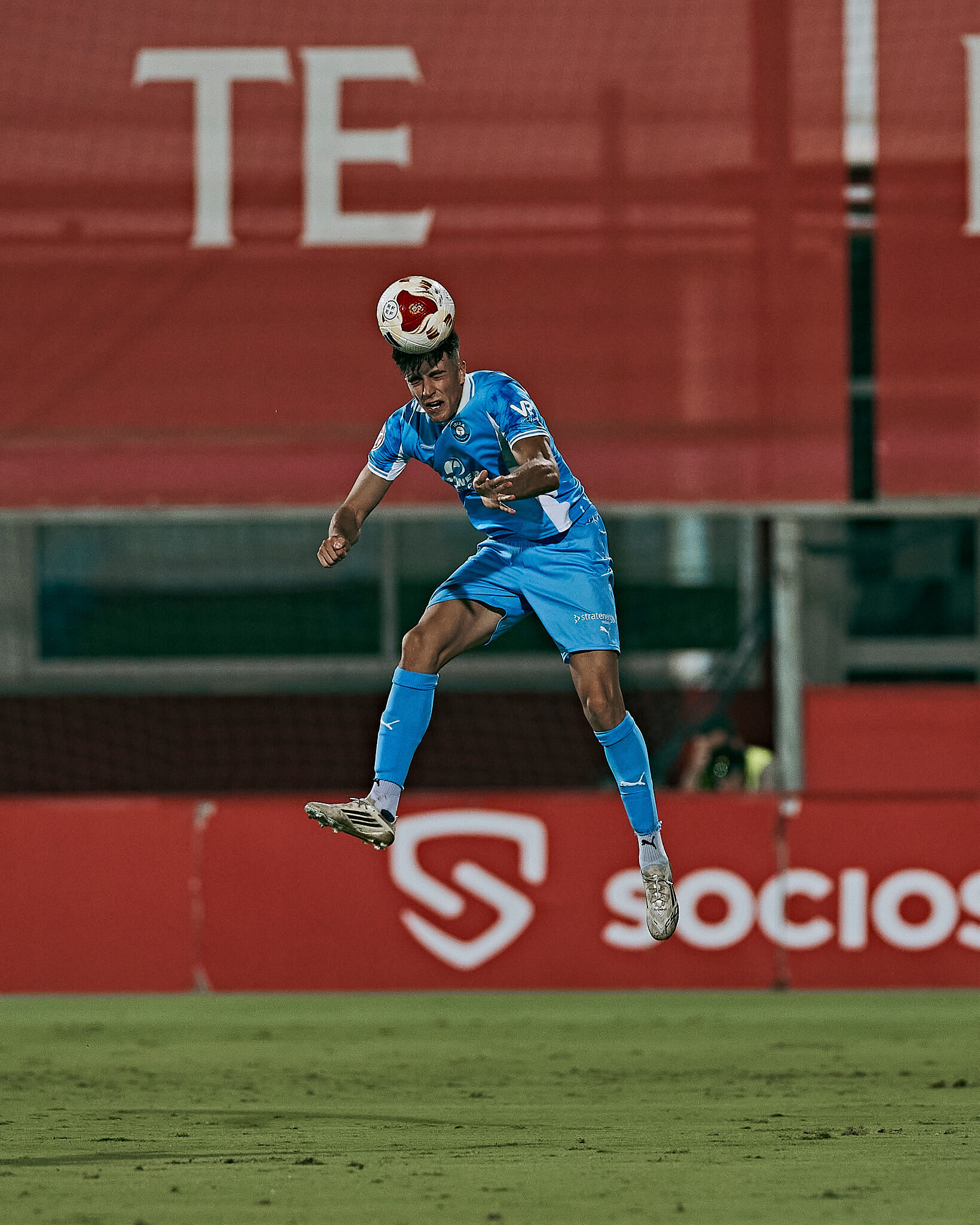 José albert cabeceando el balón