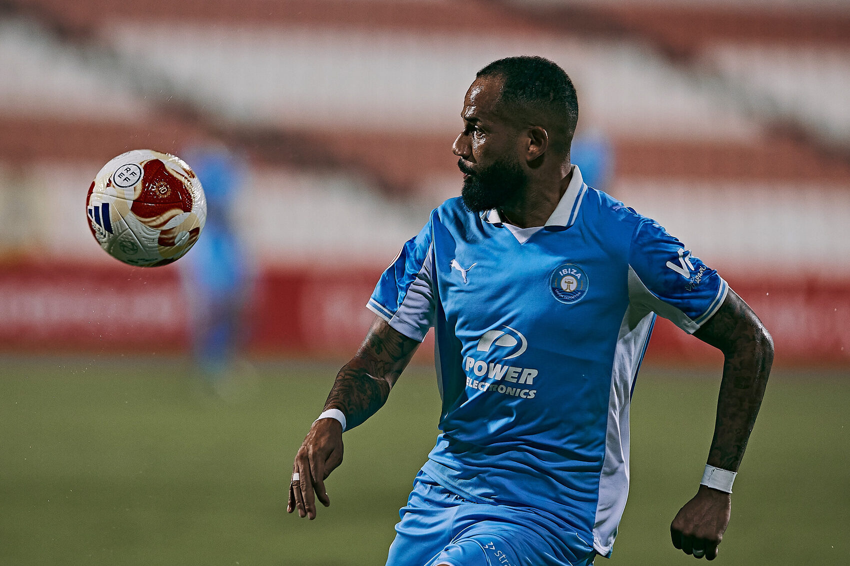 Thiago Bebé controlando el esférico