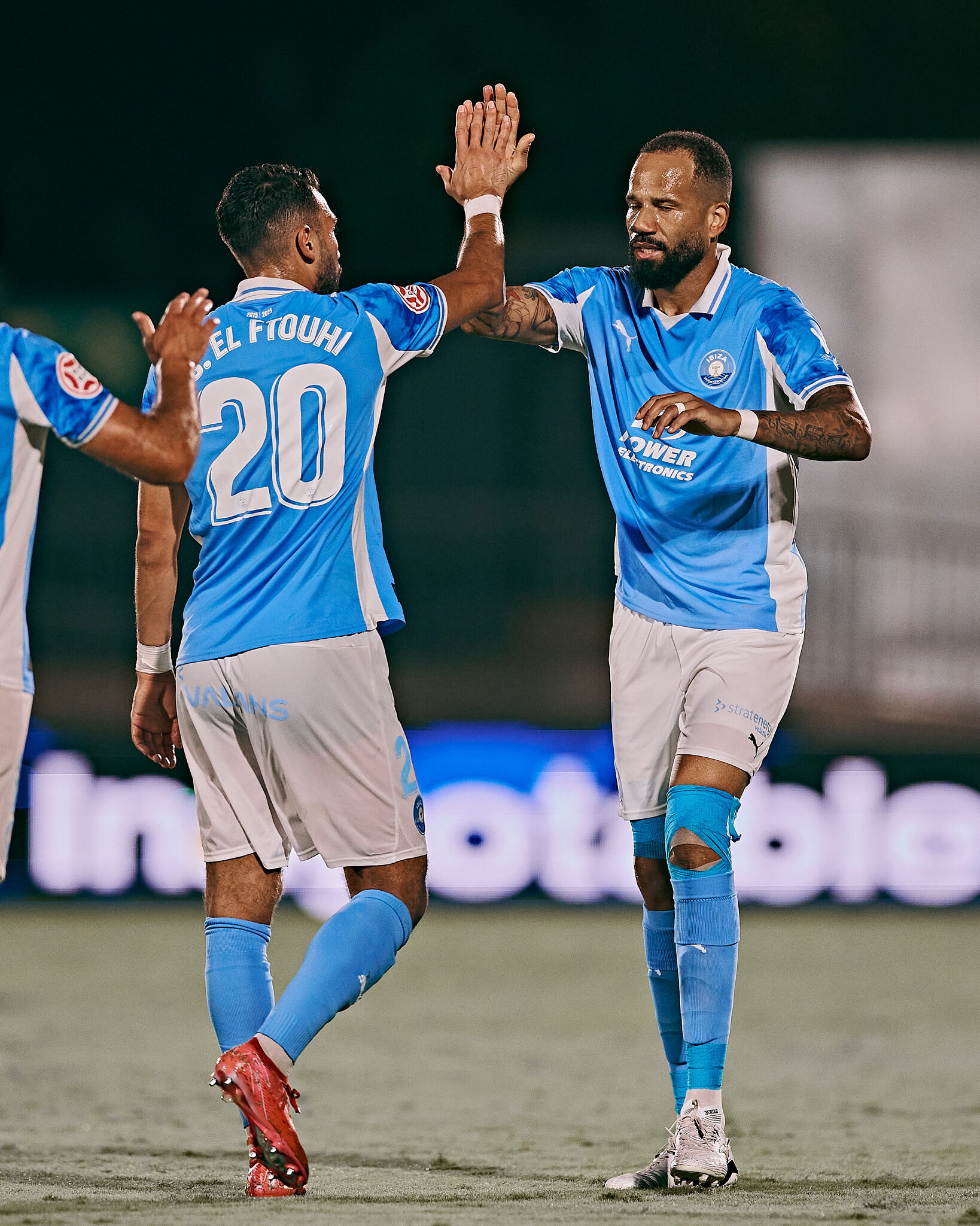 Sofiane y Bebé celebran juntos con un gesto de complicidad