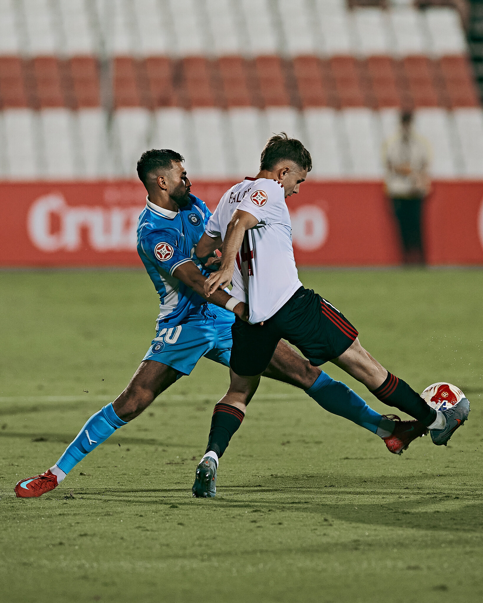 Sofiane luchando el balón