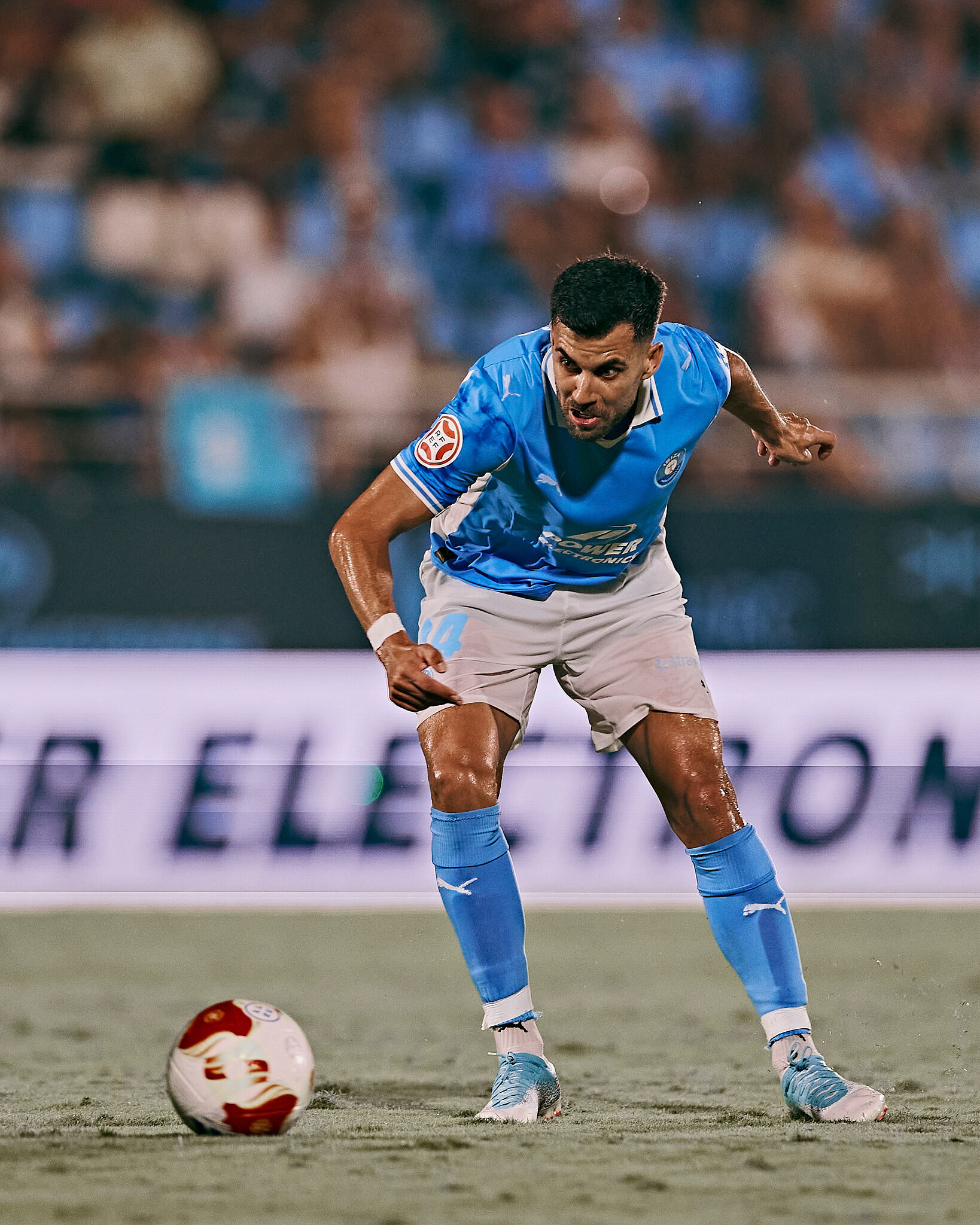 Fede Vico controlando el balón con intensidad