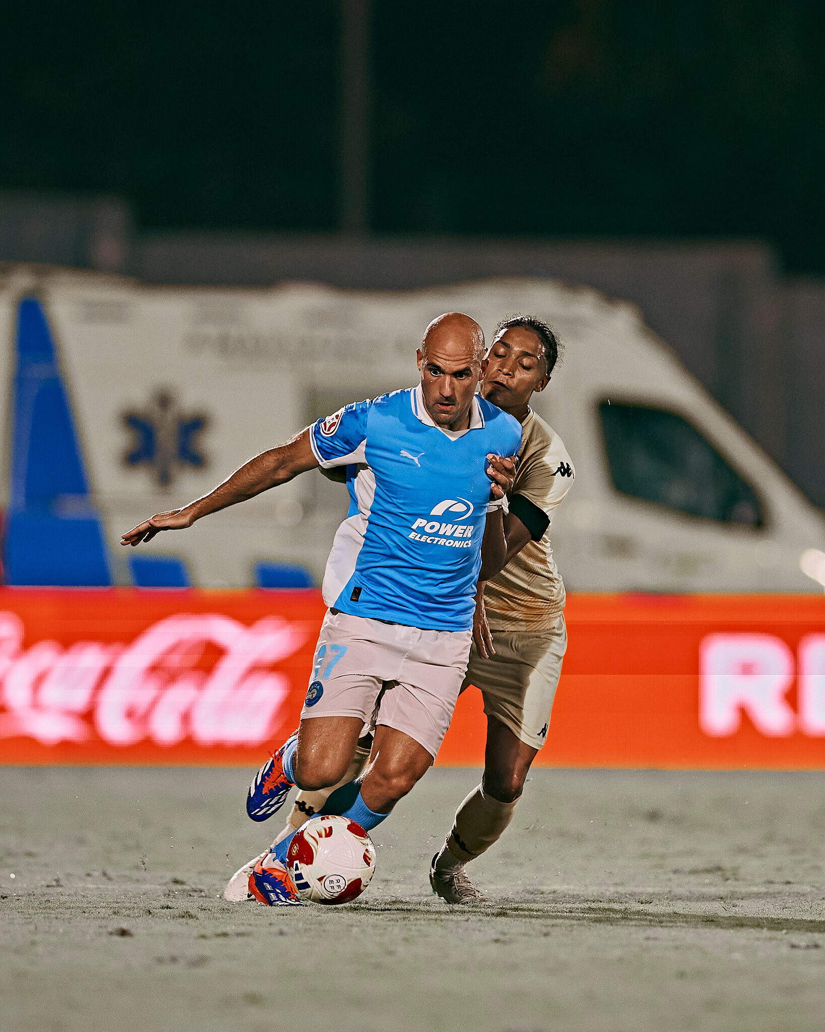 Unai Medina protege el balón con fuerza ante la presión de un rival