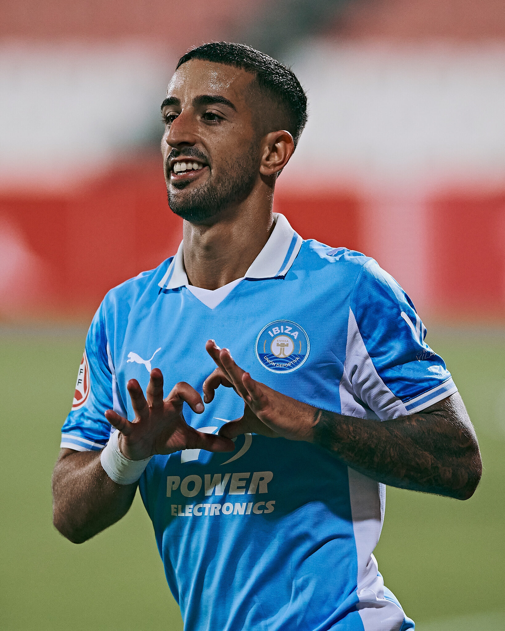 Ernesto celebrando su gol