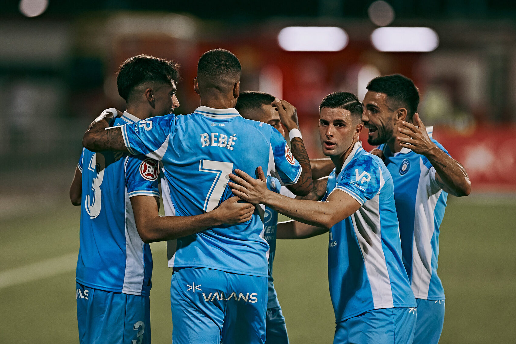 Celebración en grupo del gol de Ernesto