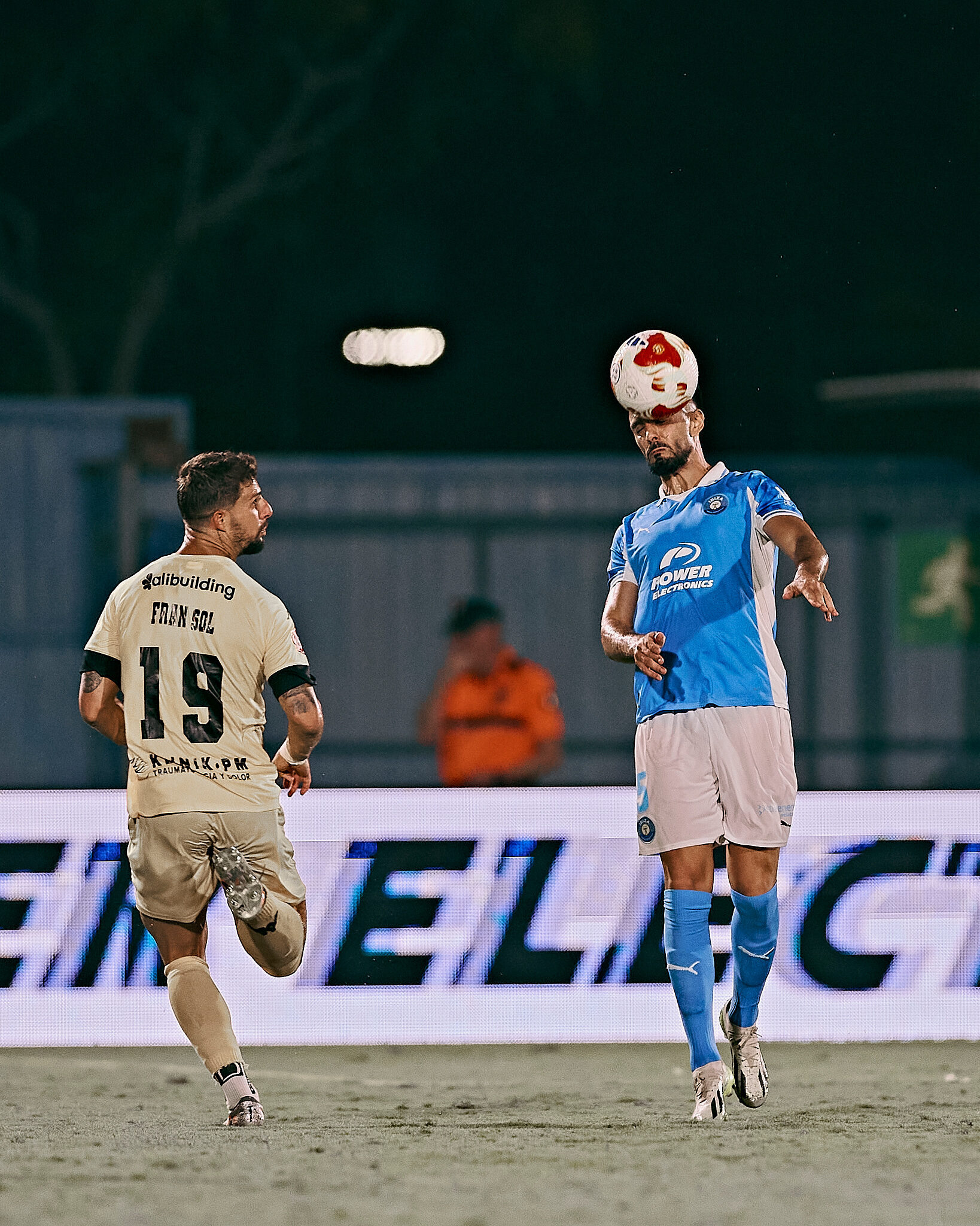 Nacho González gana un balón aéreo de cabeza