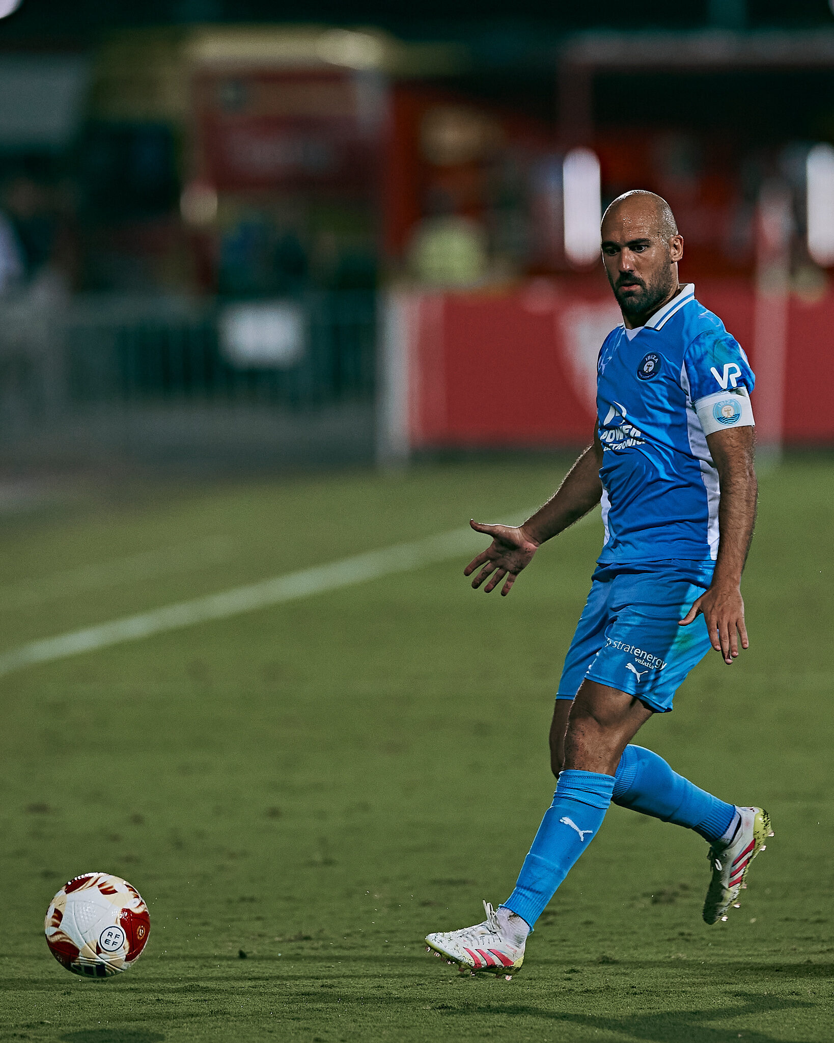 Unai Medina manejando la distribución del juego desde la medular