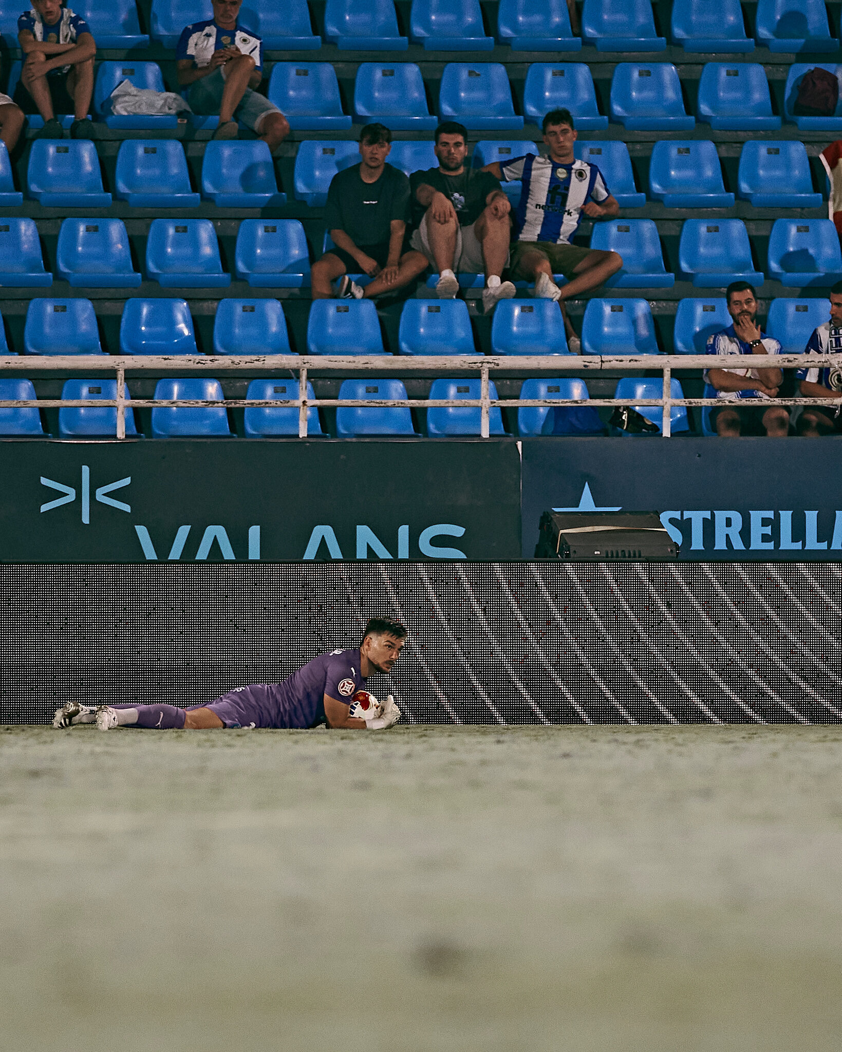 Ramón Juan atrapa el balón con seguridad ante la atenta mirada de la afición del Hércules en la grada