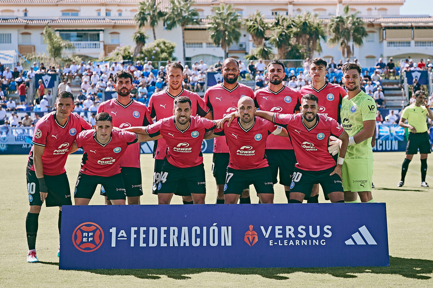 Once inicial de la UD Ibiza posando antes del comienzo del partido, luciendo la 2ª equipación como visitante.