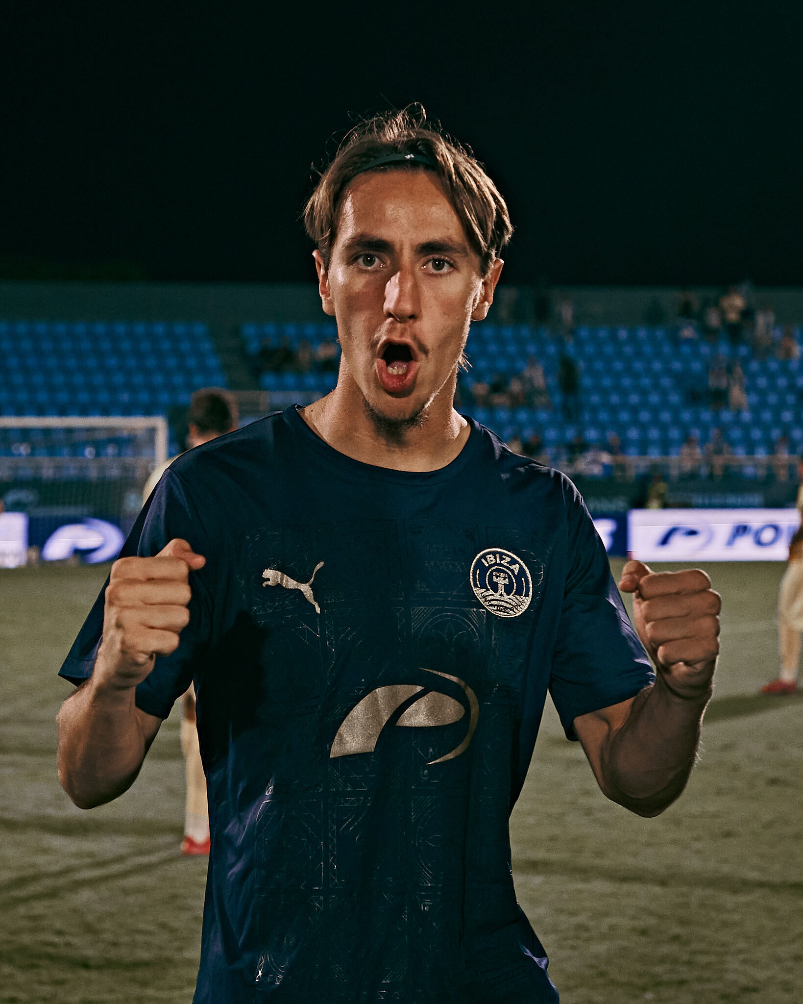 David García celebra con euforia la victoria de la UD Ibiza tras el pitido final en Can Misses