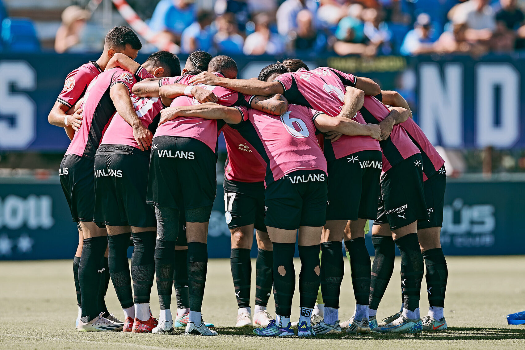 La UD Ibiza hace piña en la tradicional arenga antes del inicio del partido, mostrando unión y fuerza como equipo.