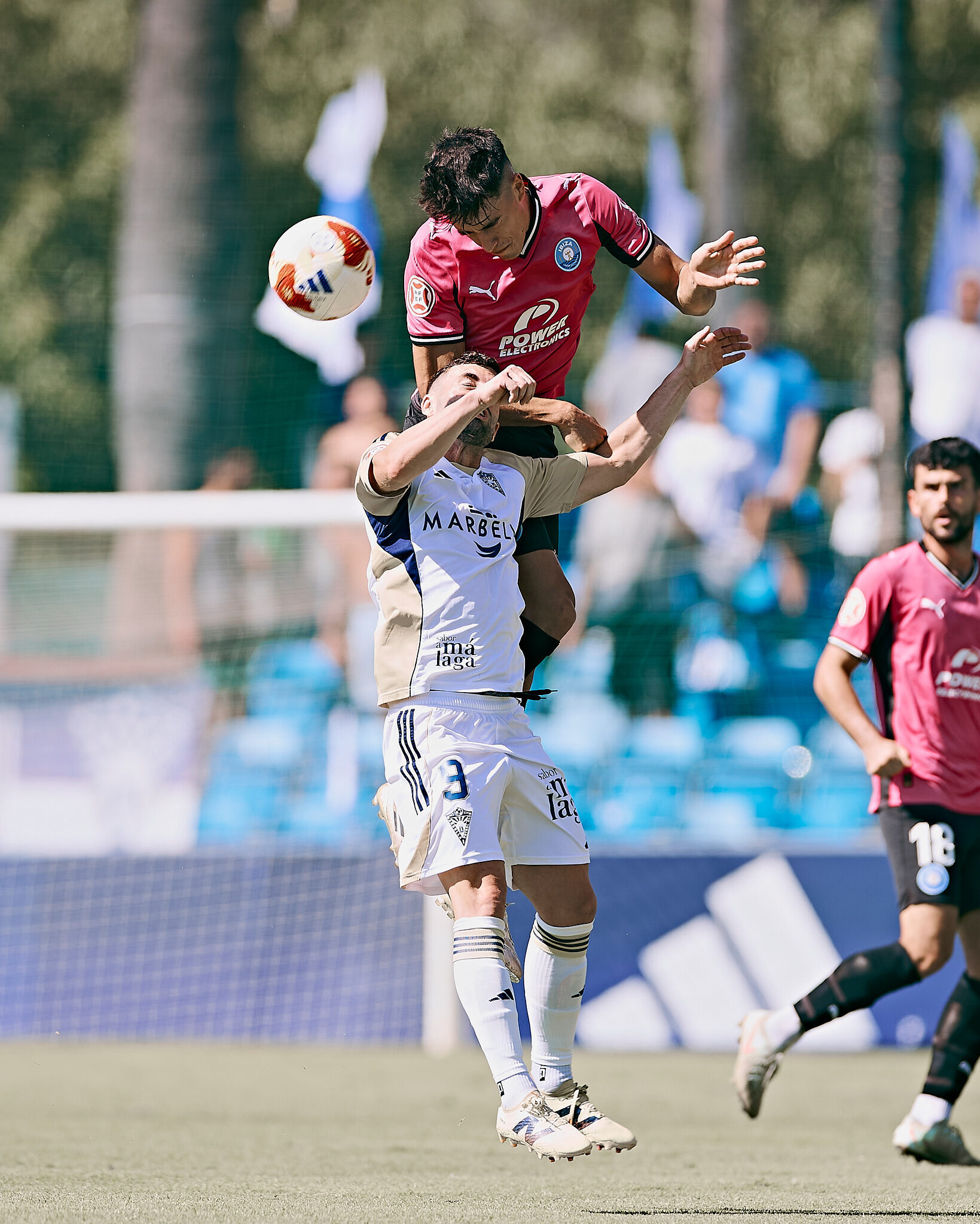 José Albert gana un balón aéreo en un intenso duelo frente a un rival del Marbella.