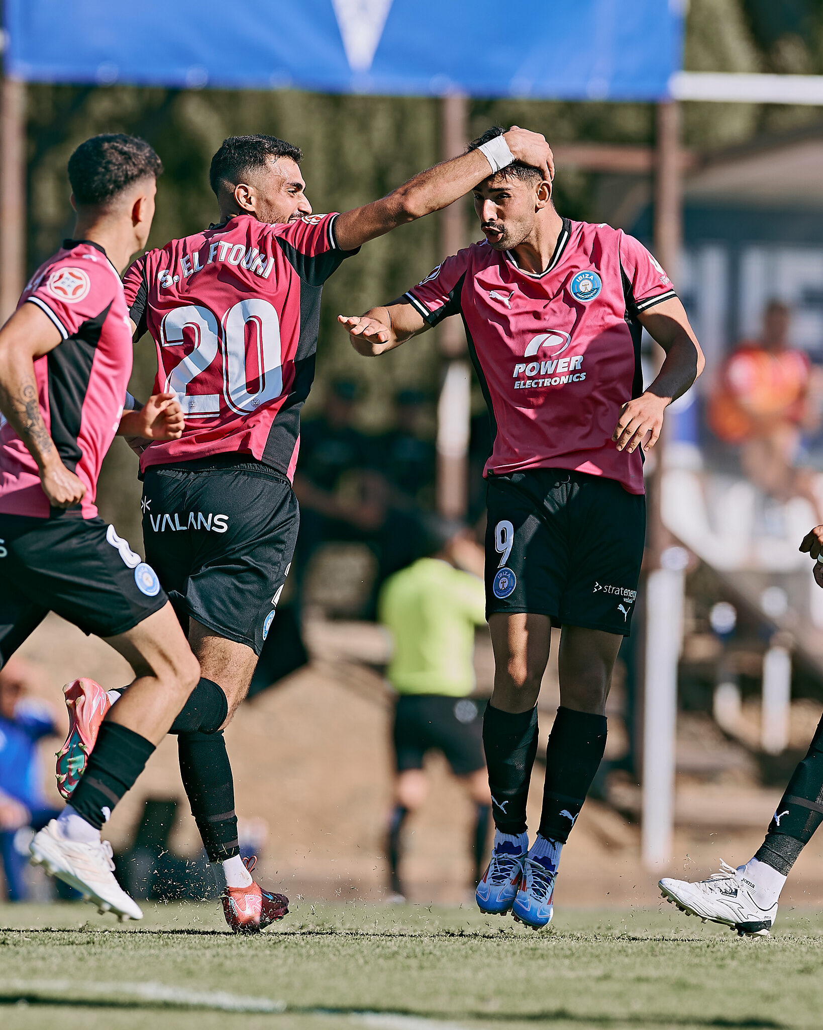 Davo celebra con Sofiane el gol del empate de la UD Ibiza.