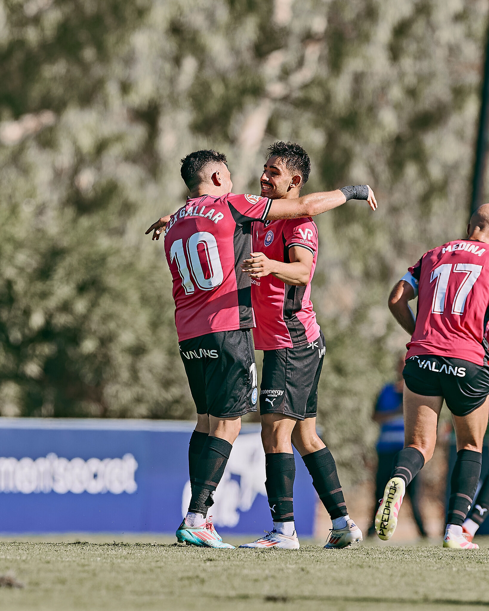 Álex Gallar y Davo se funden en un fuerte abrazo, celebrando juntos el gol del empate.