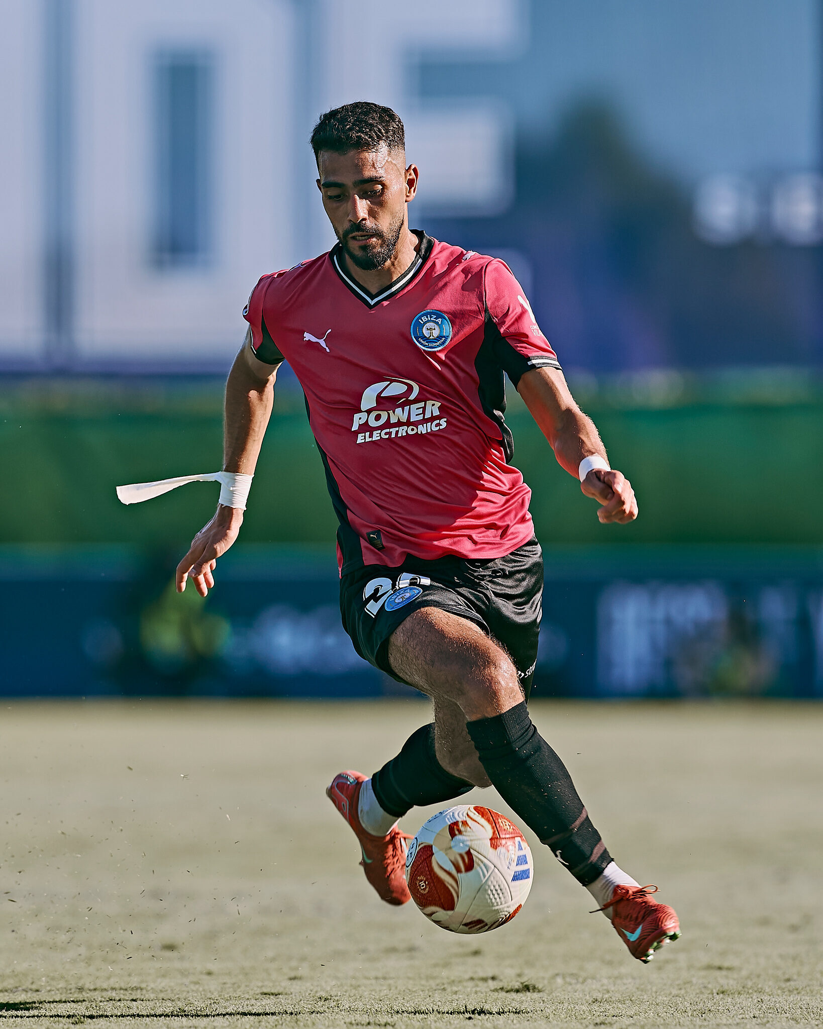 Sofiane avanza con decisión con el balón controlado, encarando la defensa contraria.