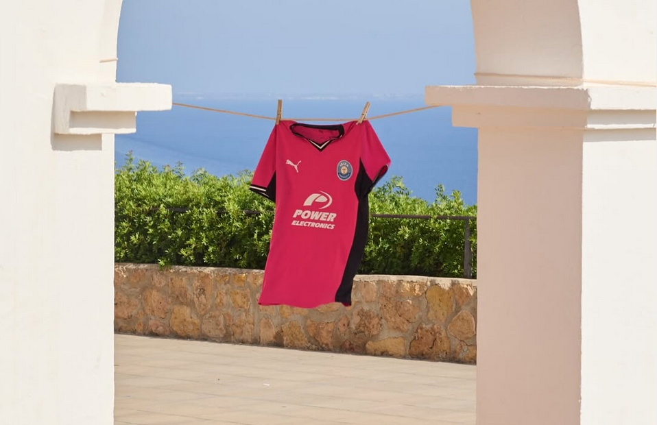 UD Ibiza sorprende con una segunda equipación rosa para conmemorar su décimo aniversario