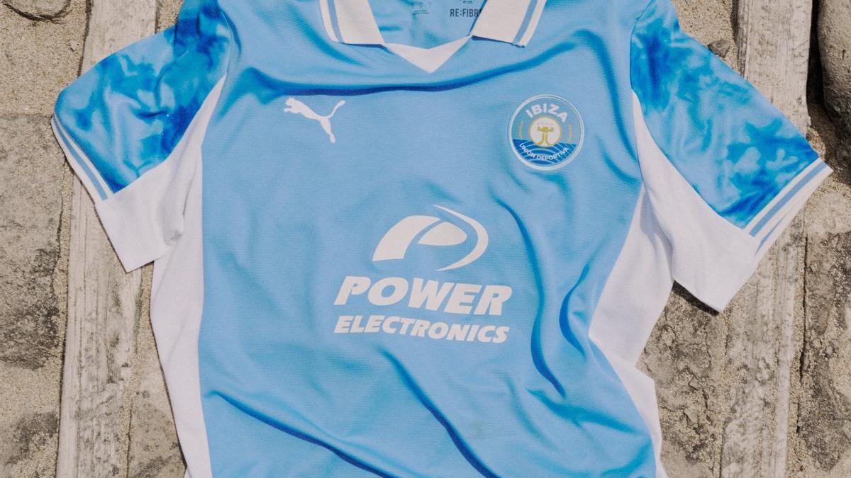 La UD Ibiza presenta su primera equipación 2025/26 con el celeste como símbolo del Mediterráneo