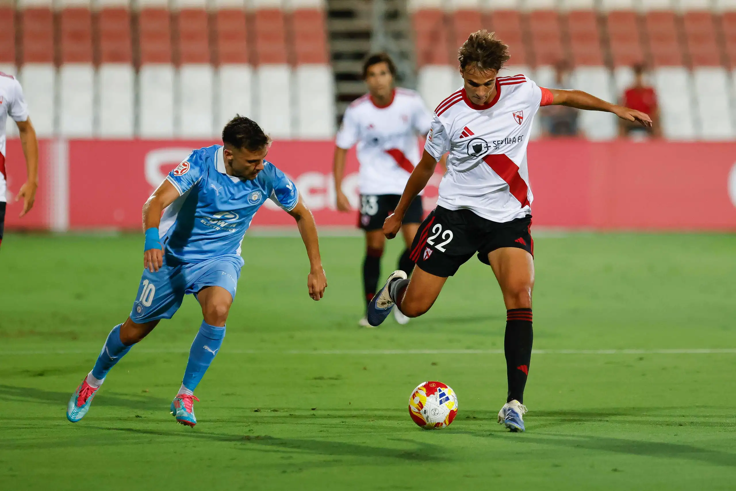 La UD Ibiza vence con sufrimiento en su debut liguero ante el Sevilla Atlético